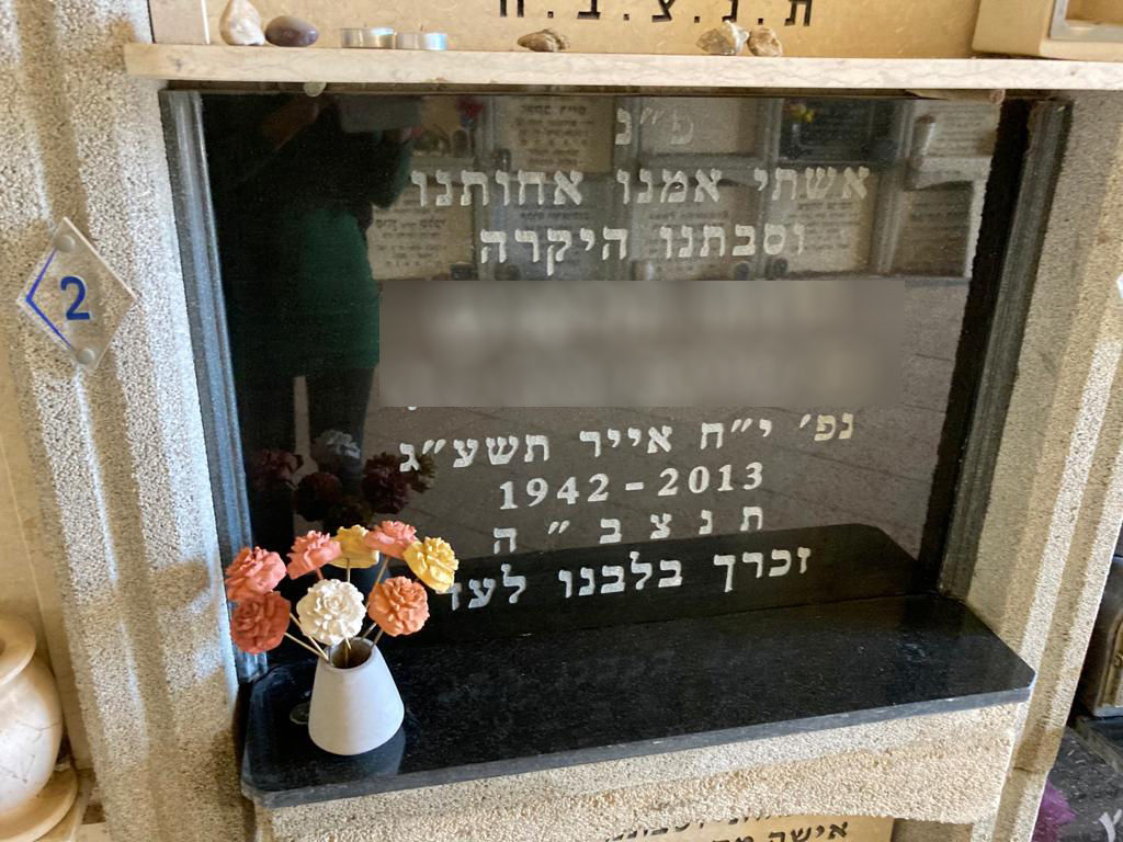 פרחים למצבה - כד שושנים מבטון