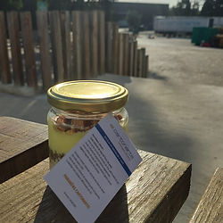 Overnight ou lanche saudável em mesa de madeira com luz solar