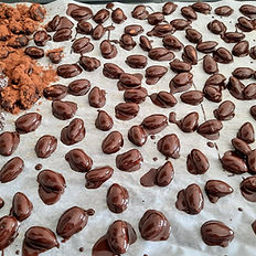 Amêndoas cobertas com chocolate negro em contexto de Workshop pela The Healthy Corp