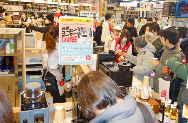 コーヒーマシンで淹れたコーヒーを試飲