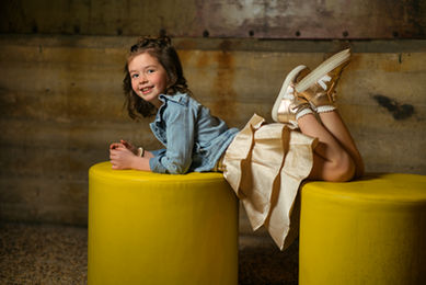 Een kind dat posseert voor een portrait tijdens een communie fotoshoot.