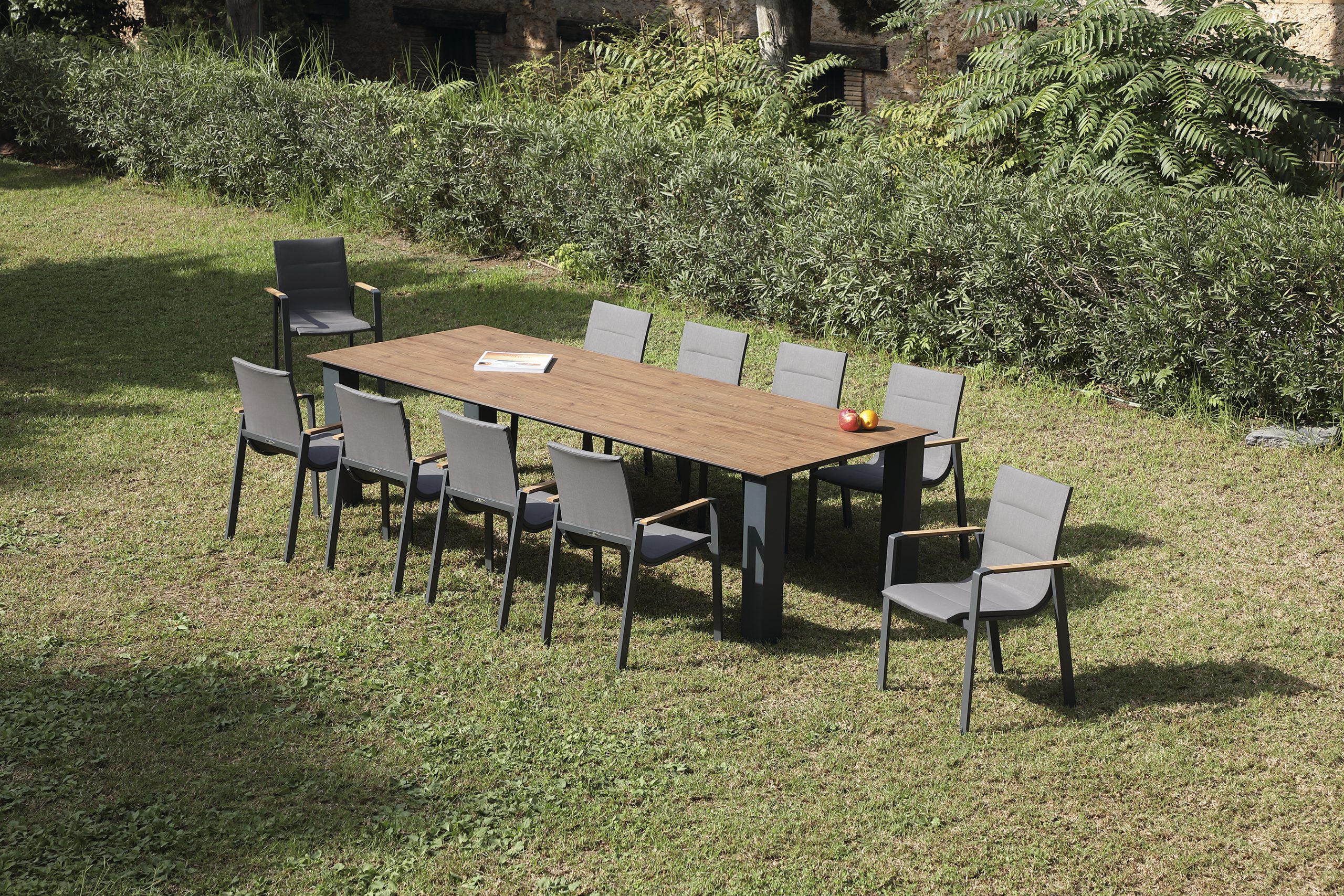 Mesa LAGOS HPL com acabamento de madeira — Ref. 255 — ambiente da coleção