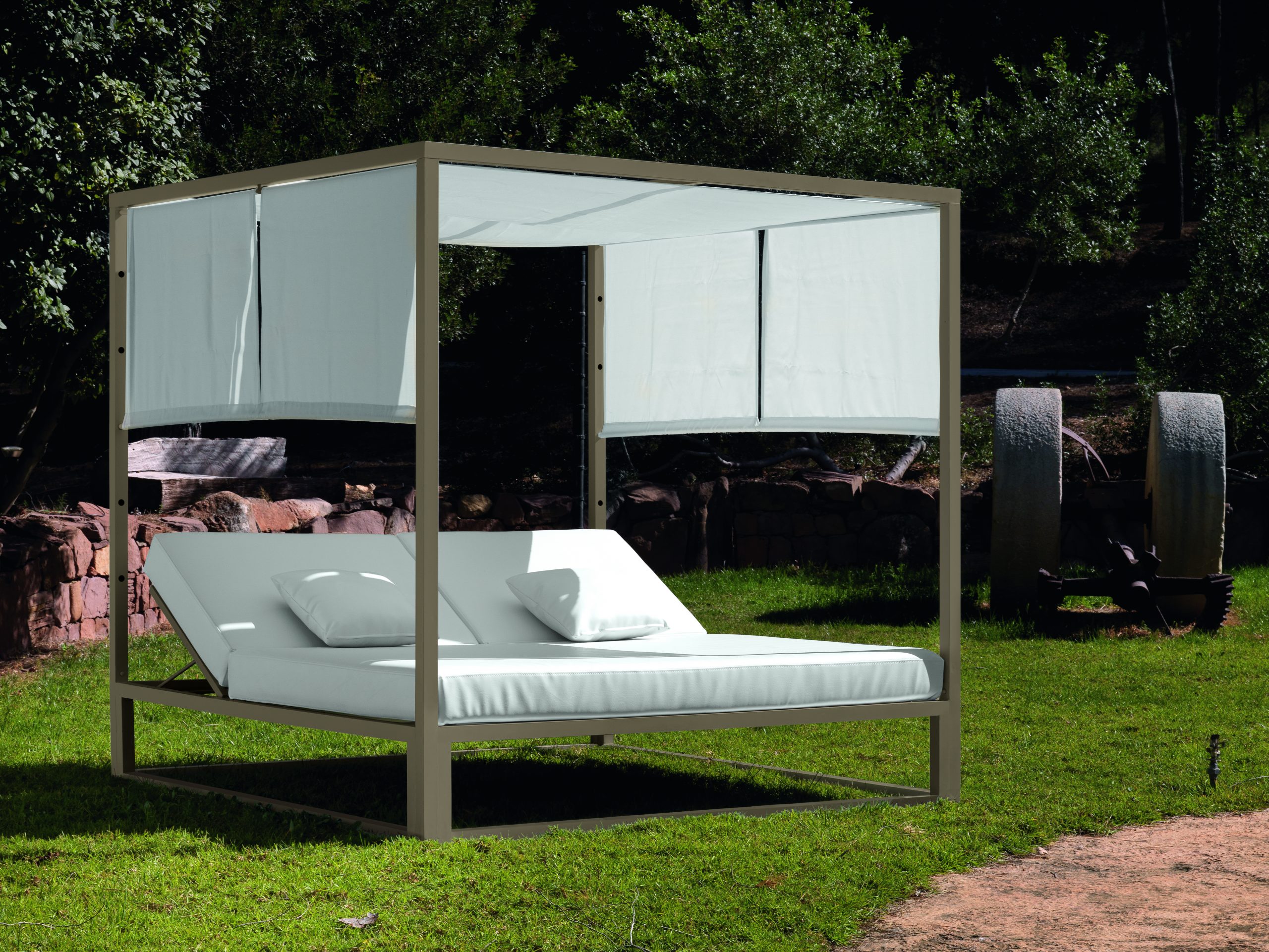 Cama balinesa FARO — Ref. 276 — ambiente da coleção