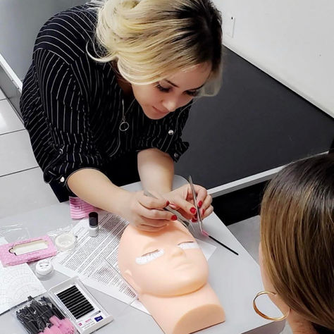 8 Qualities of a Great Eyelash Extension Educator