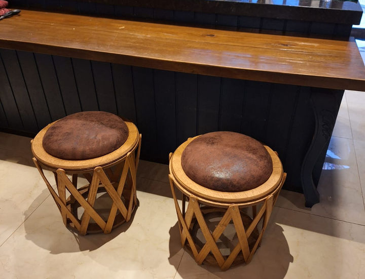 Banqueta para barzinho treliçada, estofado em courvin