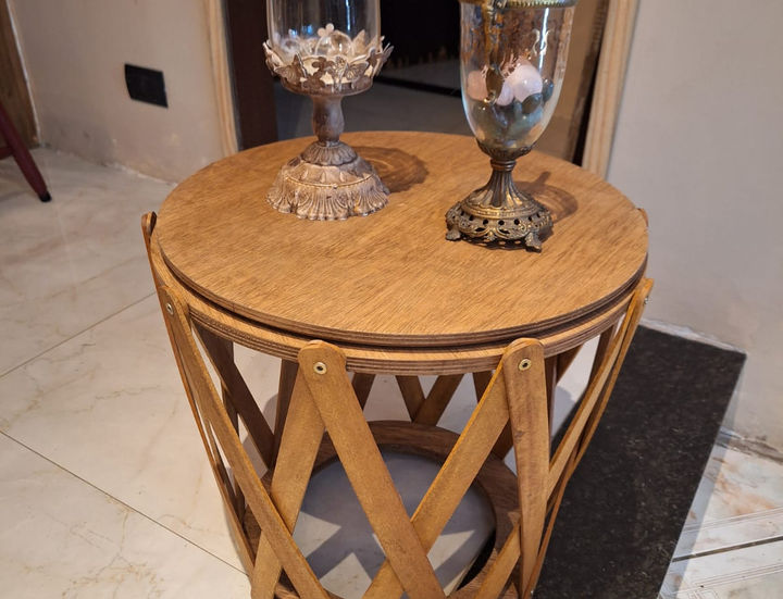 Mesinha de apoio treliçada em madeira maciça escura, detalhes artesanais, utilizada como suporte para bebidas e objetos decorativos