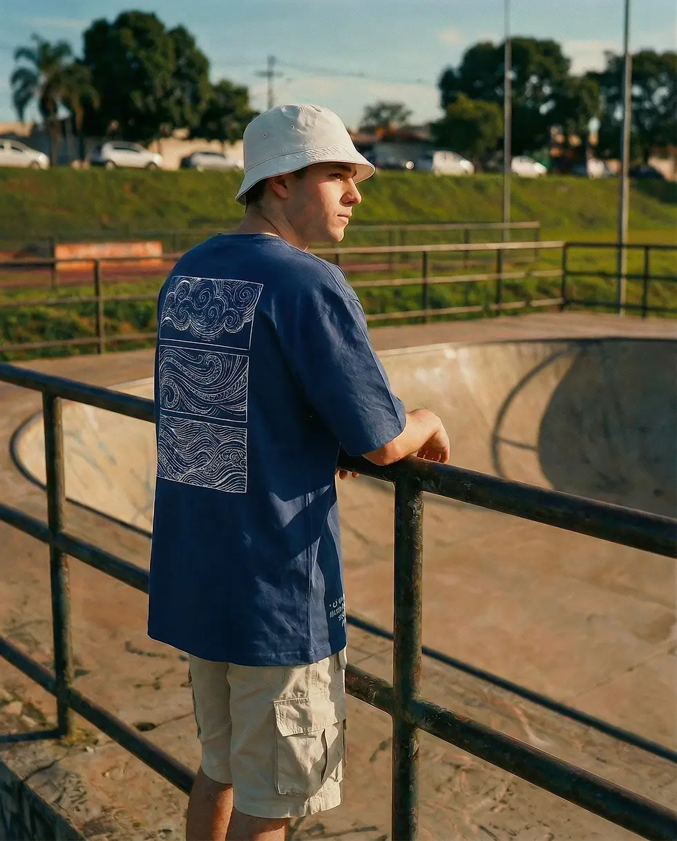 Close-up de camiseta com estampa urbana e mensagem espiritual