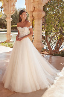 Vestido de noiva estilo princesa com corpete de renda e saia de tule volumosa na marju Noivas. Peça única de fim de coleção a metade do preço.