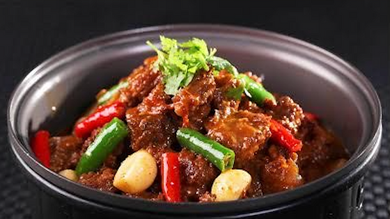 红焖牛腩煲 Hot Spicy Beef Stew in Clay Pot