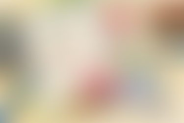 Farbenfrohe Buntstift-Zeichnung einer Steuererklärung mit der Überschrift „Steuererklärung“ und dem Bereich „Anlage N – Werbungskosten“. Auf dem Blatt sind Gewerkschaftsbeiträge wie ver.di, IG Metall, IG BCE, GEW, EVG, GdP und Marburger Bund mit Häkchen markiert. Daneben liegen ein Taschenrechner, mehrere bunte Stifte sowie Notizzettel mit Gewerkschaftslogos. Im Vordergrund steht ein Sparschwein mit Münzen. Unten rechts ist der Schriftzug „REISS Steuerkanzlei“ handschriftlich eingezeichnet.