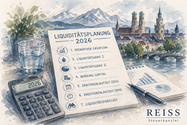 A soft watercolor illustration of a business desk scene focused on financial planning. In the center lies a sheet titled “Liquiditätsplanung 2026” listing key financial metrics like cashflow, liquidity ratios, working capital, and forecast. Surrounding it are a calculator, a glass of water, and a notebook with charts. In the background, a stylized cityscape with church towers and mountains evokes a southern German setting. The text “REISS Steuerkanzlei” appears in the bottom right corner.