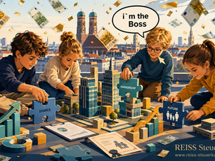 Comicartige Illustration von vier spielenden Kindern, die auf einer Dachterrasse mit Blick auf eine deutsche Stadt eine kleine Unternehmenswelt aus Gebäuden, Diagrammen und Puzzleteilen aufbauen. Auf den Puzzleteilen stehen Begriffe wie „Shares“, „Ownership“ und „Future“. Von oben regnen Geldscheine herab. Ein blondes Kind mit Brille sagt in einer Sprechblase „i`m the Boss“. Unten rechts steht „REISS Steuerkanzlei“ und darunter „www.reiss-steuerkanzlei.de“.