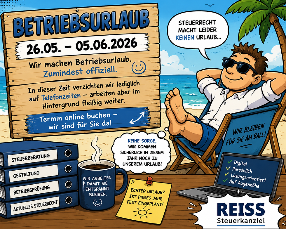 Comicartige Illustration zum Betriebsurlaub der REISS Steuerkanzlei. Ein entspannter Steuerberater sitzt mit Sonnenbrille am Strand im Liegestuhl, während daneben ein großes Schild den Betriebsurlaub vom 26.05.–05.06.2026 ankündigt. Humorvolle Texte weisen darauf hin, dass trotz Urlaub im Hintergrund weitergearbeitet wird. Unten rechts ist das Logo „REISS Steuerkanzlei“ zu sehen.