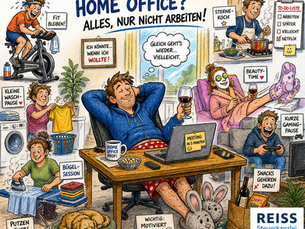 Bunte Comic-Illustration im Buntstiftstil: Eine chaotische Homeoffice-Szene, in der eine Person entspannt am Schreibtisch sitzt, Wein trinkt und kaum arbeitet, während rundherum typische Ablenkungen stattfinden – Sport auf dem Heimtrainer, Wäsche waschen und bügeln, Kochen, Gaming, Snacks essen und Entspannen auf dem Sofa. Überall sind humorvolle deutsche Beschriftungen, die zeigen, dass im Homeoffice vieles passiert – nur nicht Arbeit. Unten rechts steht „REISS Steuerkanzlei“.