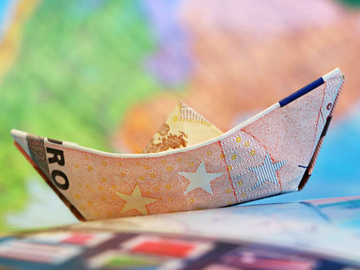 Gefalteter Geldschein, Steuerberater unterstützen Selbstständige in Bayern