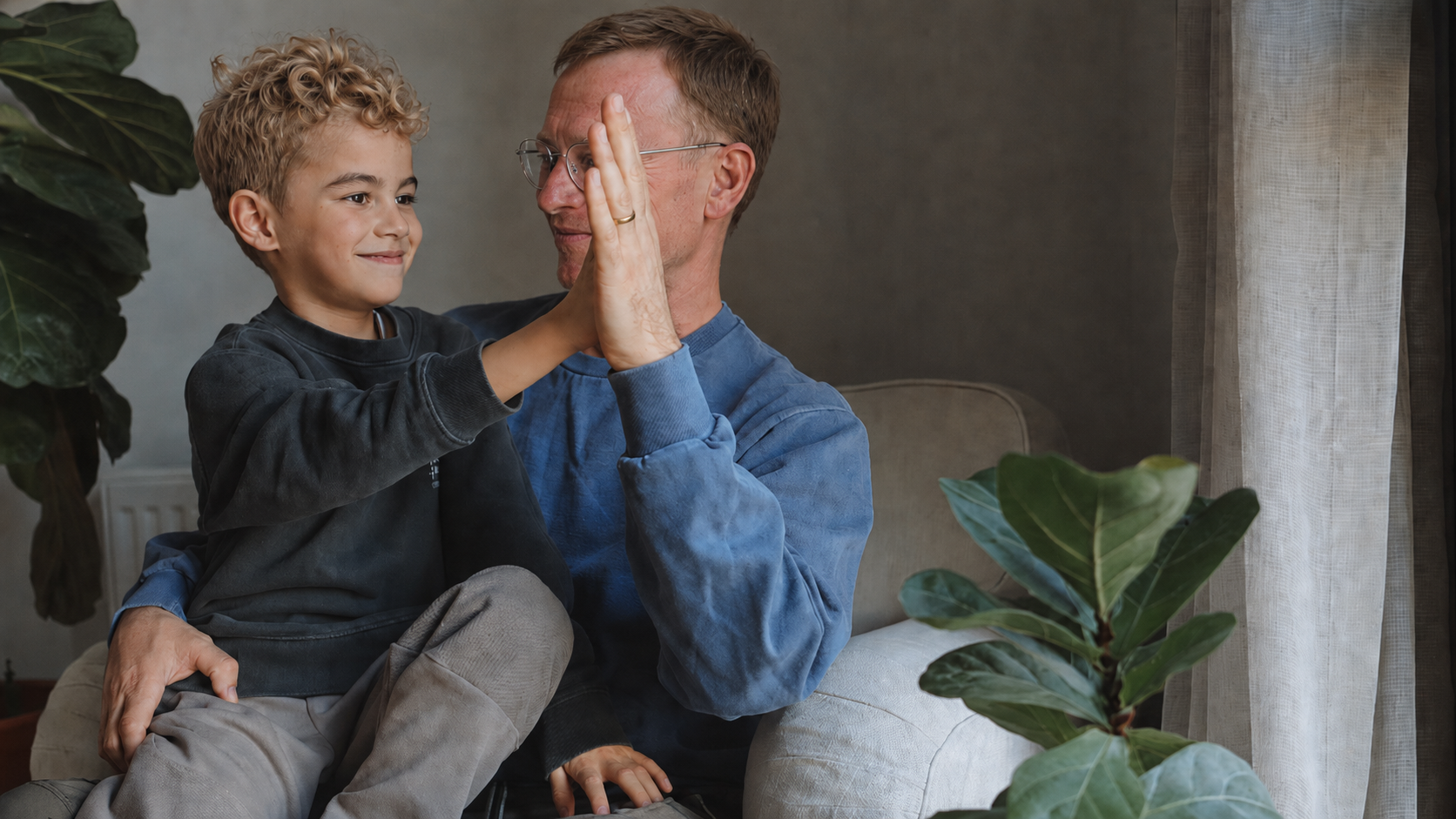 Steuerberater Martin Reiss mit einem Kind aus seiner Familie