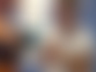 Rally Higher founder Amanda Simeone helping her mom fill an insulin pump, reflecting the brand’s mission to make life with diabetes easier.