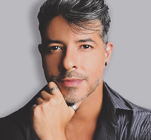 homem com a mão no queixo
