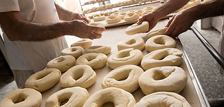 אופים מכינים בייגל בשוק נתניה במהלך מפגש בסיור הקולינרי שאנחנו עושים ביום גיבוש במרכזש