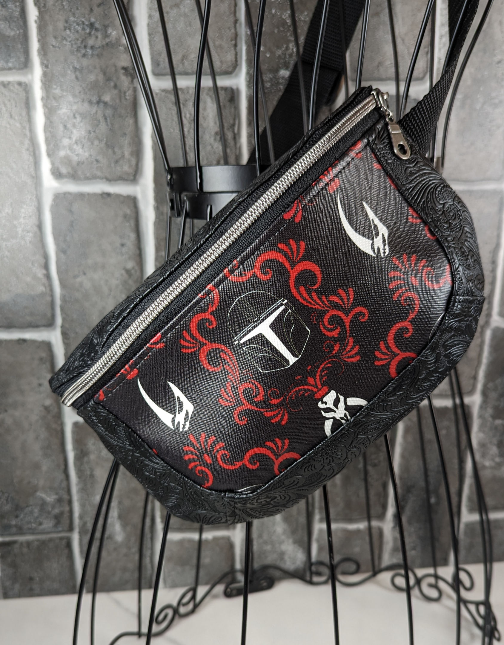 Mando Vinyl clamshell sling