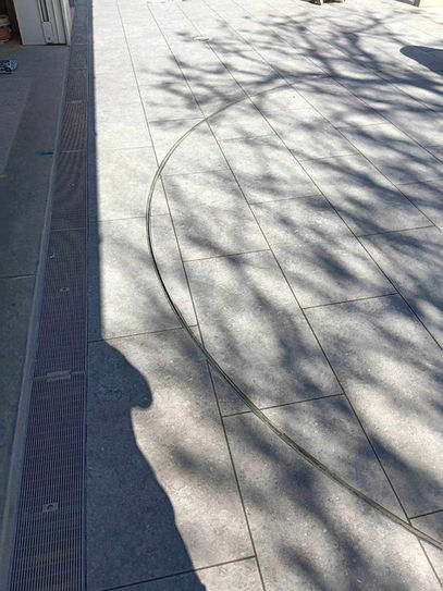 DRIVEWAY WITH TURNTABLE