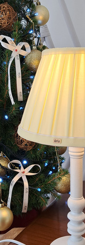abajur franzido amarelo à frente de uma árvore de natal decorada
