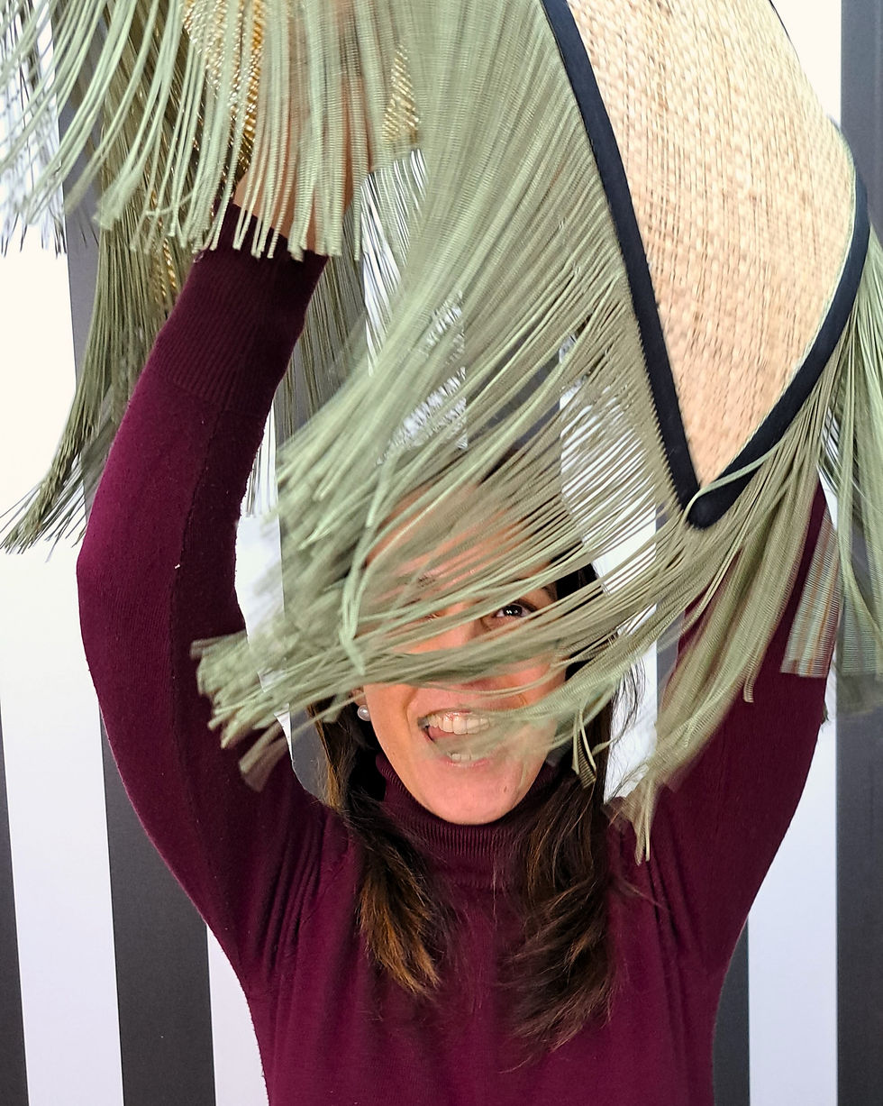 mulher a segurar abajur de teto em ratan com franja verde