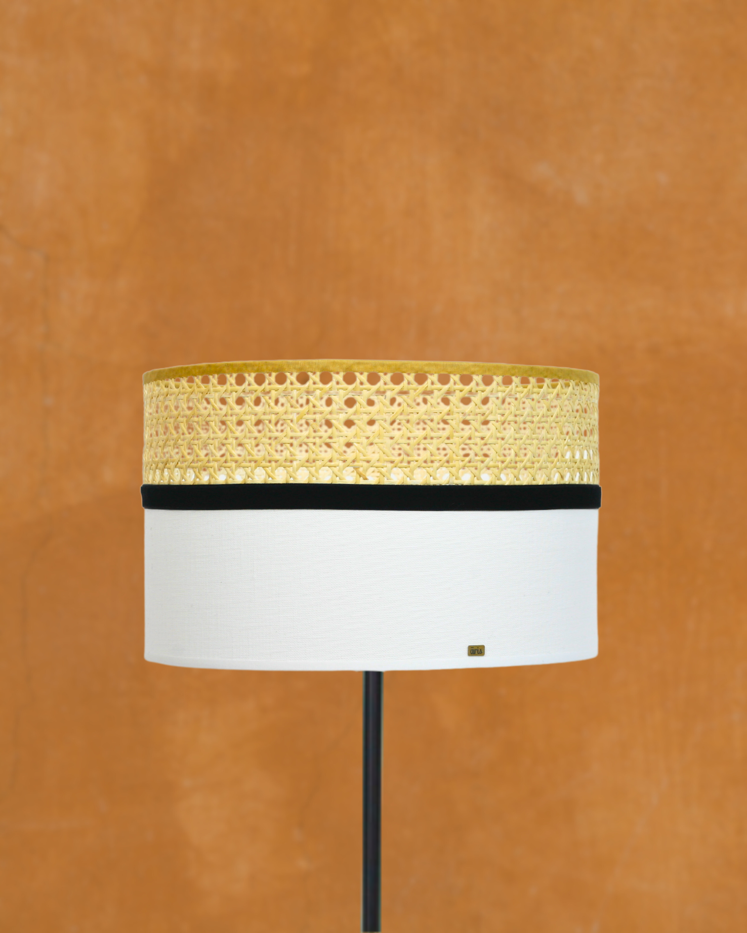 abajur em linho e palhinha com fita de veludo preta