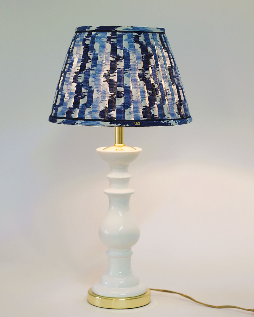 Miniatura: candeeiro em cerâmica branca com candeeiro franzido azul, aceso