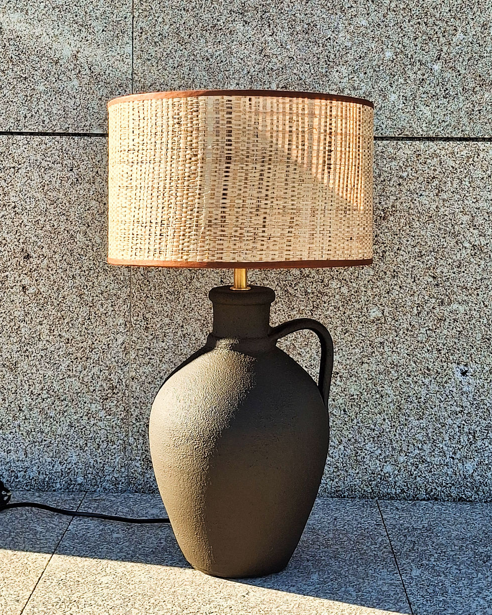 candeeiro de mesa artesanal jarro cerâmica textura rugosa e ráfia