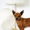 Miniatura: Abajur franzido cor pérola com soutache dourado e um cão Pinscher