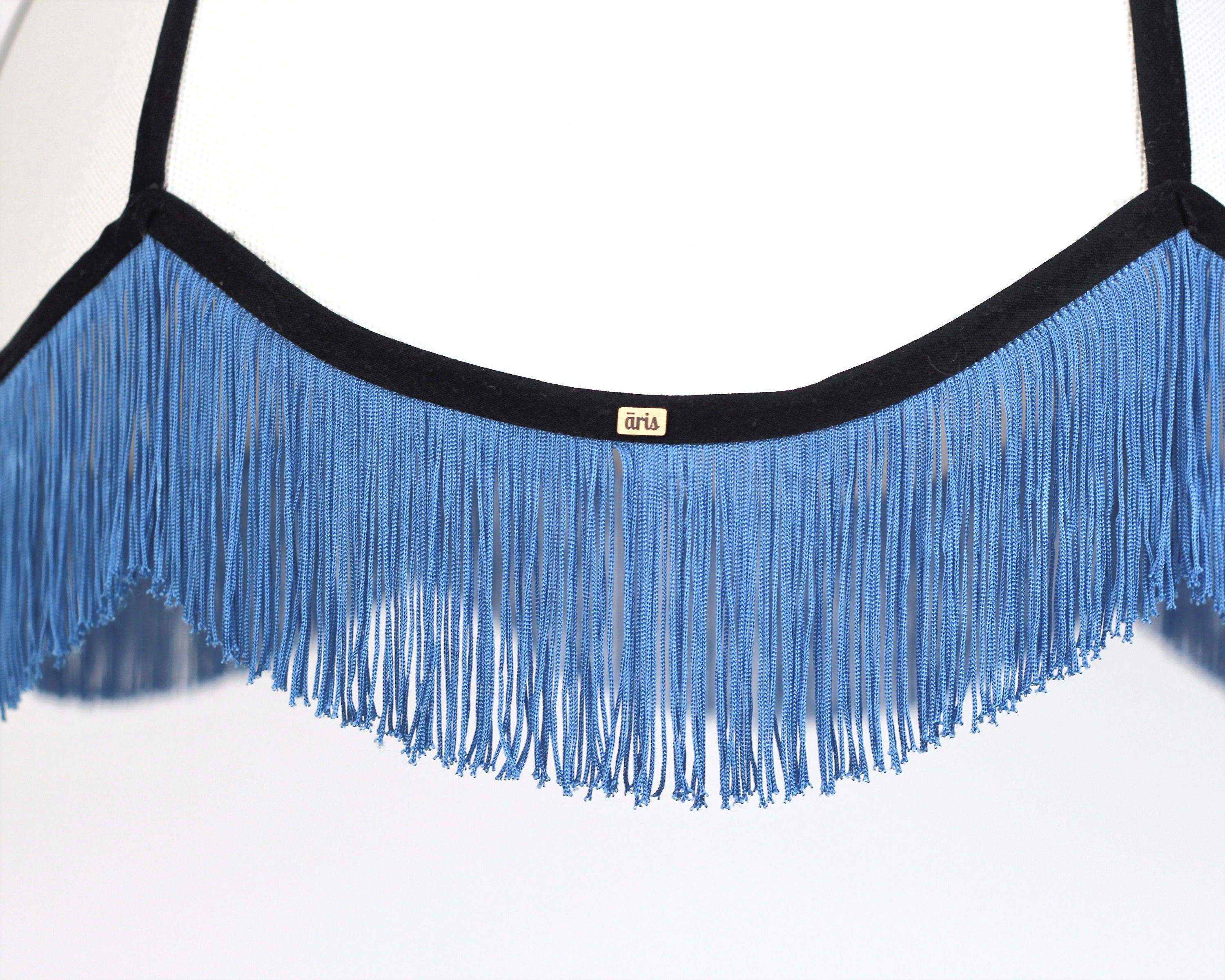 Abajur de teto com franja azul e fita preta