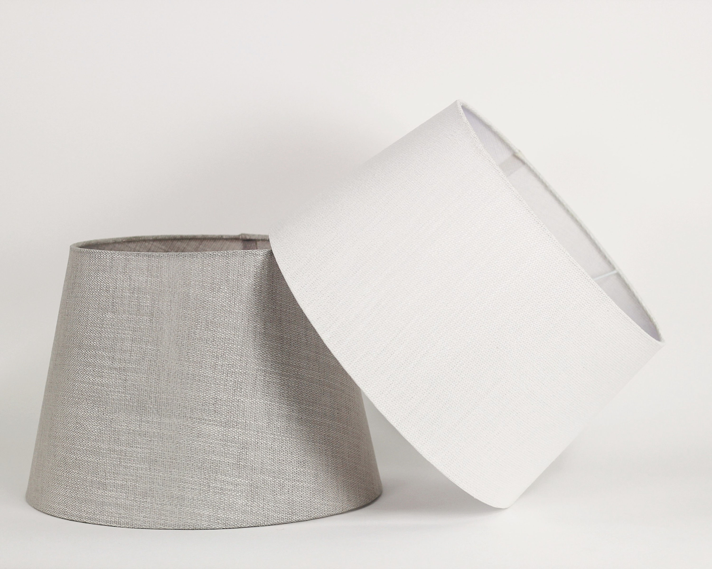 abajures cónicos lisos em cinzento e em branco