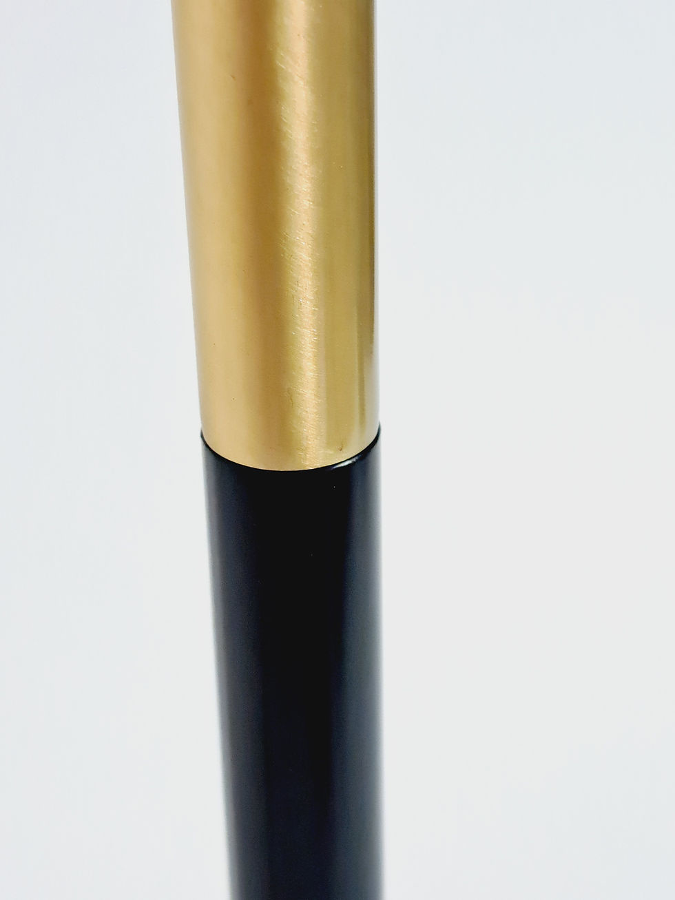 Thumbnail: pormenor de candeeiro preto e dourado em latão