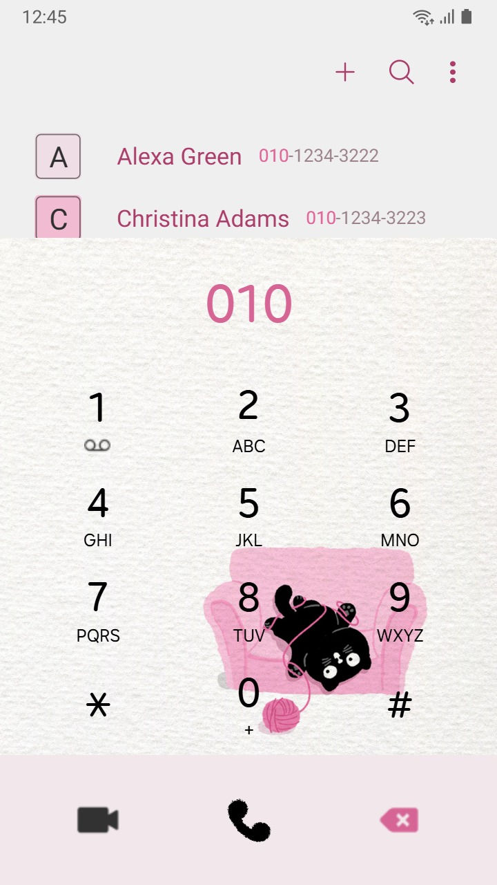 縮圖：Cute Lazy Black Cat On Pink Sofa
