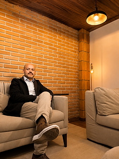 Psicólogo Rodrigo Toledo em consultório em São Paulo