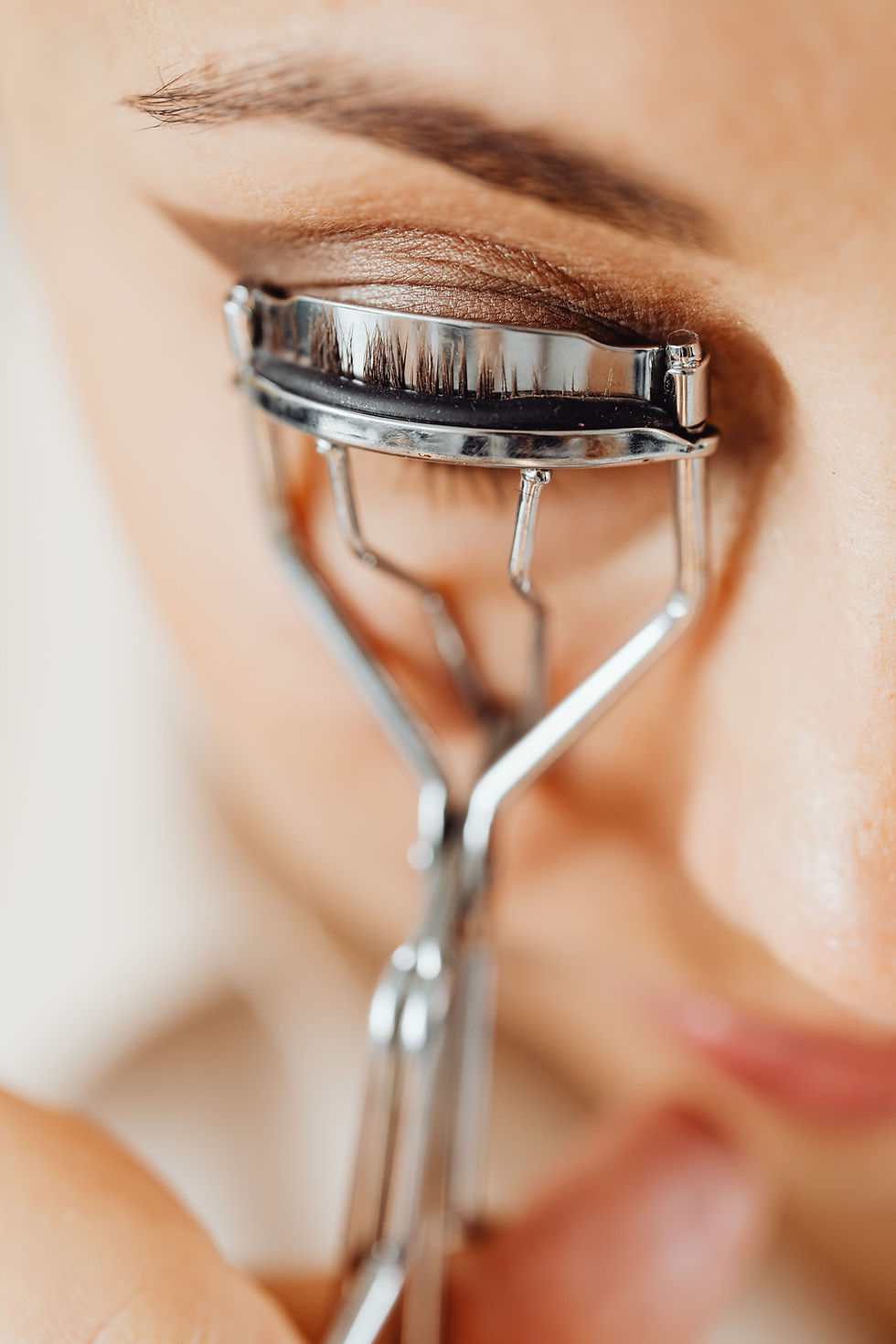 How to curl straight lashes using the no-crimp method.