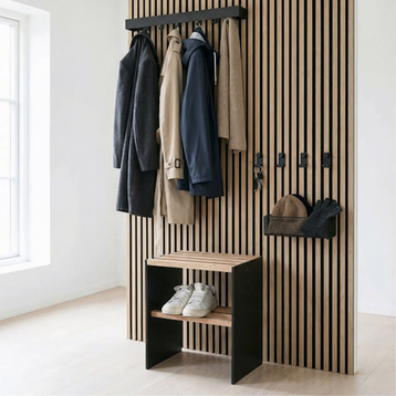 Paneelsitz 30 Sitz für Akustikpaneele mit integrierter Schuhablage und Holzlamellen