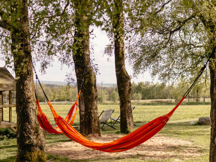 A cosy garden with hammocks next to the holiday flats