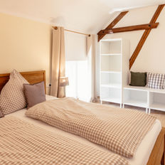 Ferienwohnung Eifelblick in Monschau Eifel Schlafzimmer mit Doppelbett und Blick auf Fenster