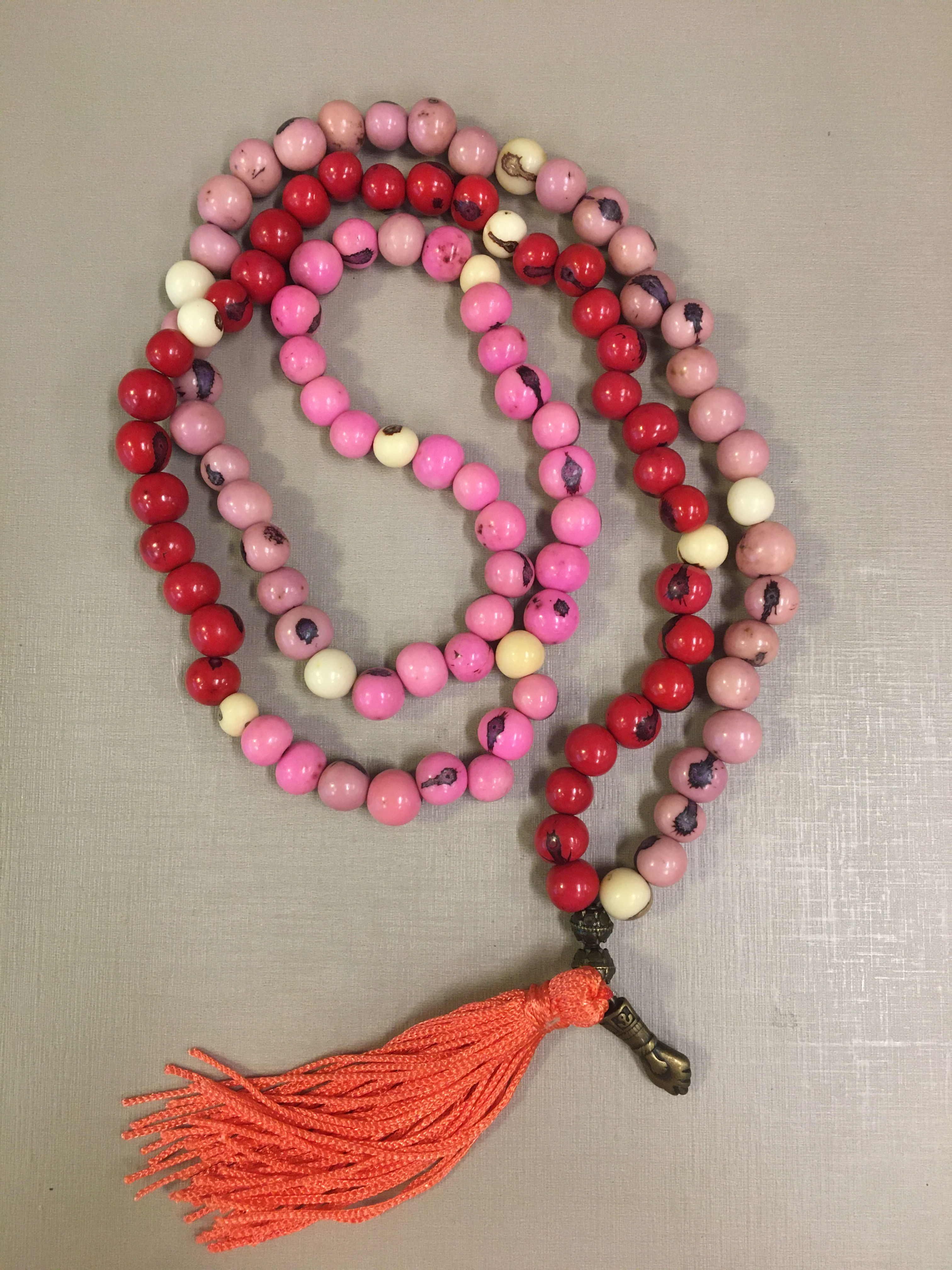 Japamala com semente de açaí nas cores Vermelha e Rosa