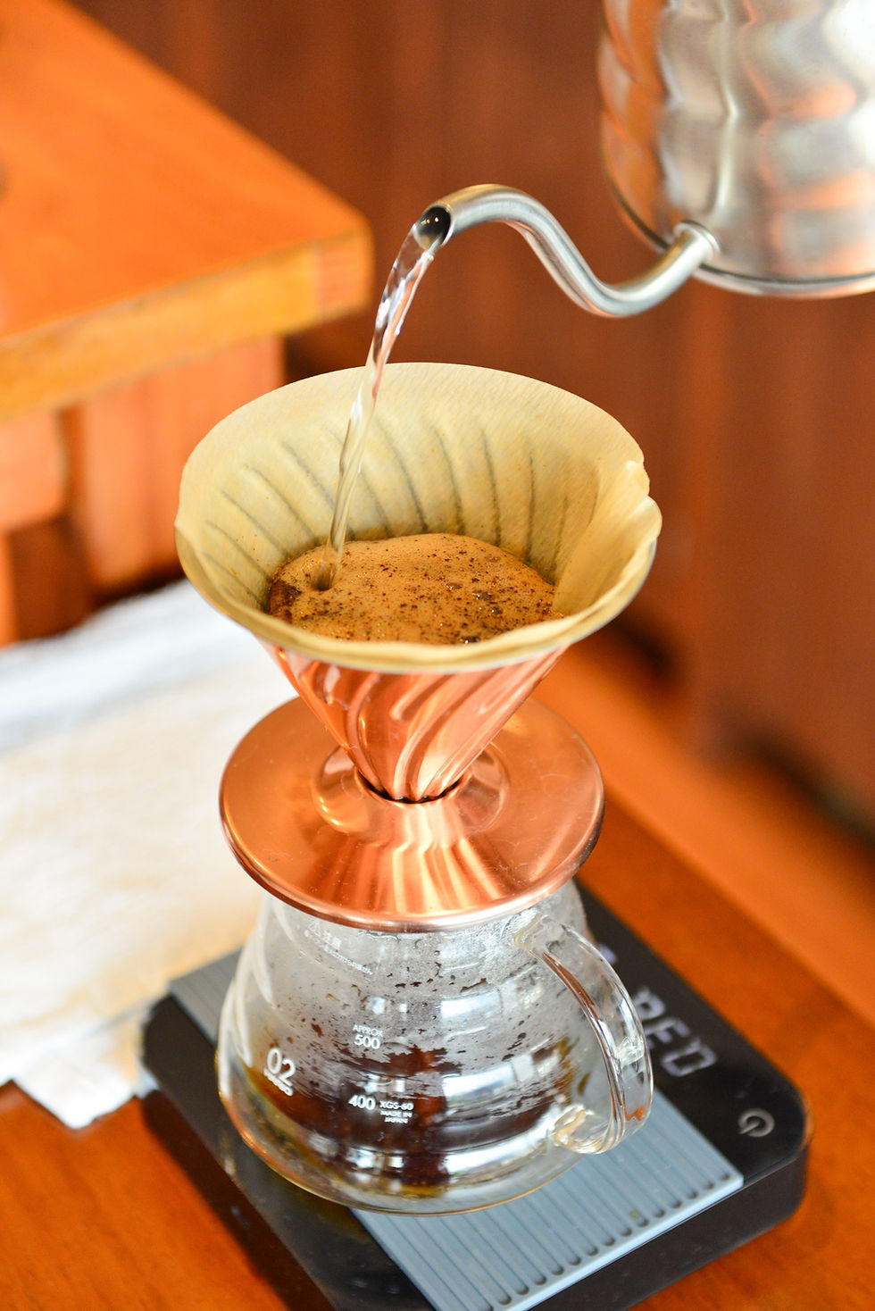 お湯を入れたときに泡が立つのはコーヒーが新鮮な証拠なんですって。講座はそんなコーヒートリビアの連続です(Photo/Tomohito Ishimaru)