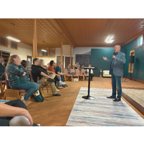 Jonathan Edwards speaking in Hesperia.png