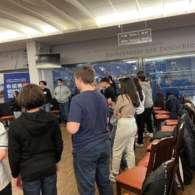 Kinder aus einen Schulklasse stehen in der Loge der Veltins Arena in Gelsenkirchen