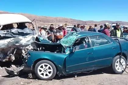 #Seguridad | Tres muertos y siete heridos tras choque frontal de dos vehículos en Guaqui