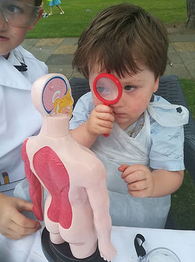 science toddler magnifying glass
