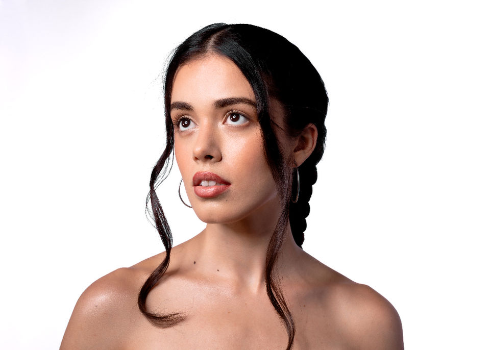 Retrato profesional de mujer con fondo blanco, fotografía de estudio realizada por Kevin Reyes en Costa Rica.