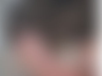 Kind mit mehlbedeckter Kleidung hilft beim Backen in der Küche.