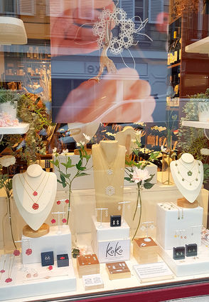"Les Vitrines de L'art" à Fontainebleau au mois de mars 2026 dans la boutique "L'Eclat du Vin" avec les bijoux en dentelle de la marque KOKO par la créatrice Coralie Martin