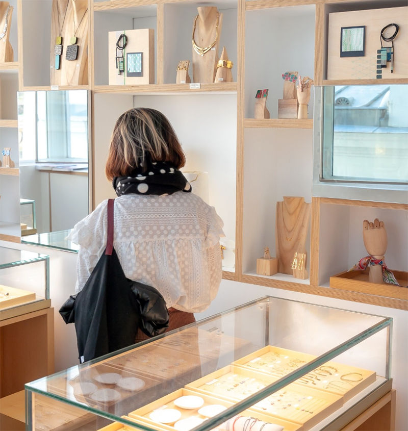 Premier étage de de la boutique Empreintes Paris 3 Marais qui accueille les bijoux en dentelle Koko. Retrouvez la légèreté la finesse la poésie de la dentelle dans les bijoux Koko par Coralie Martin.